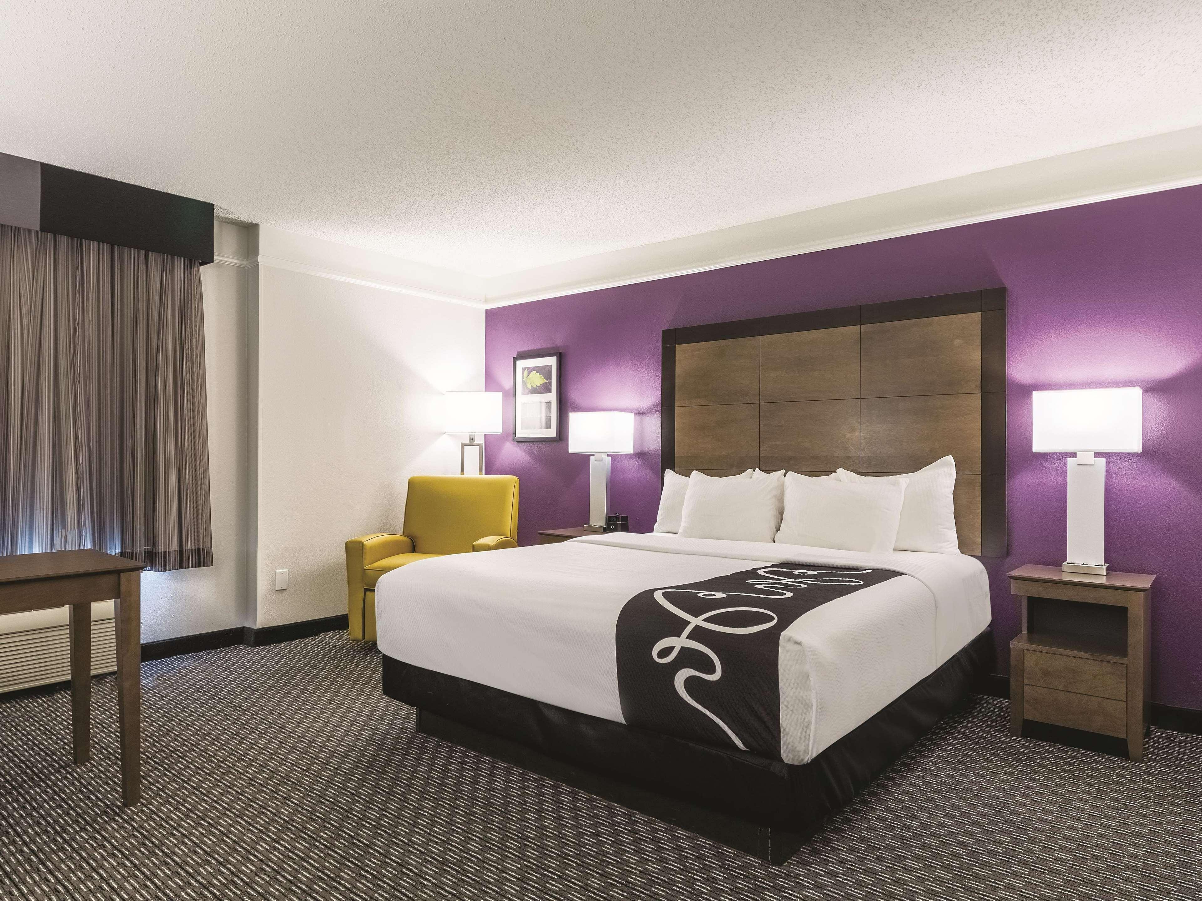 Hotel La Quinta By Wyndham Alexandria Airport Exterior foto
