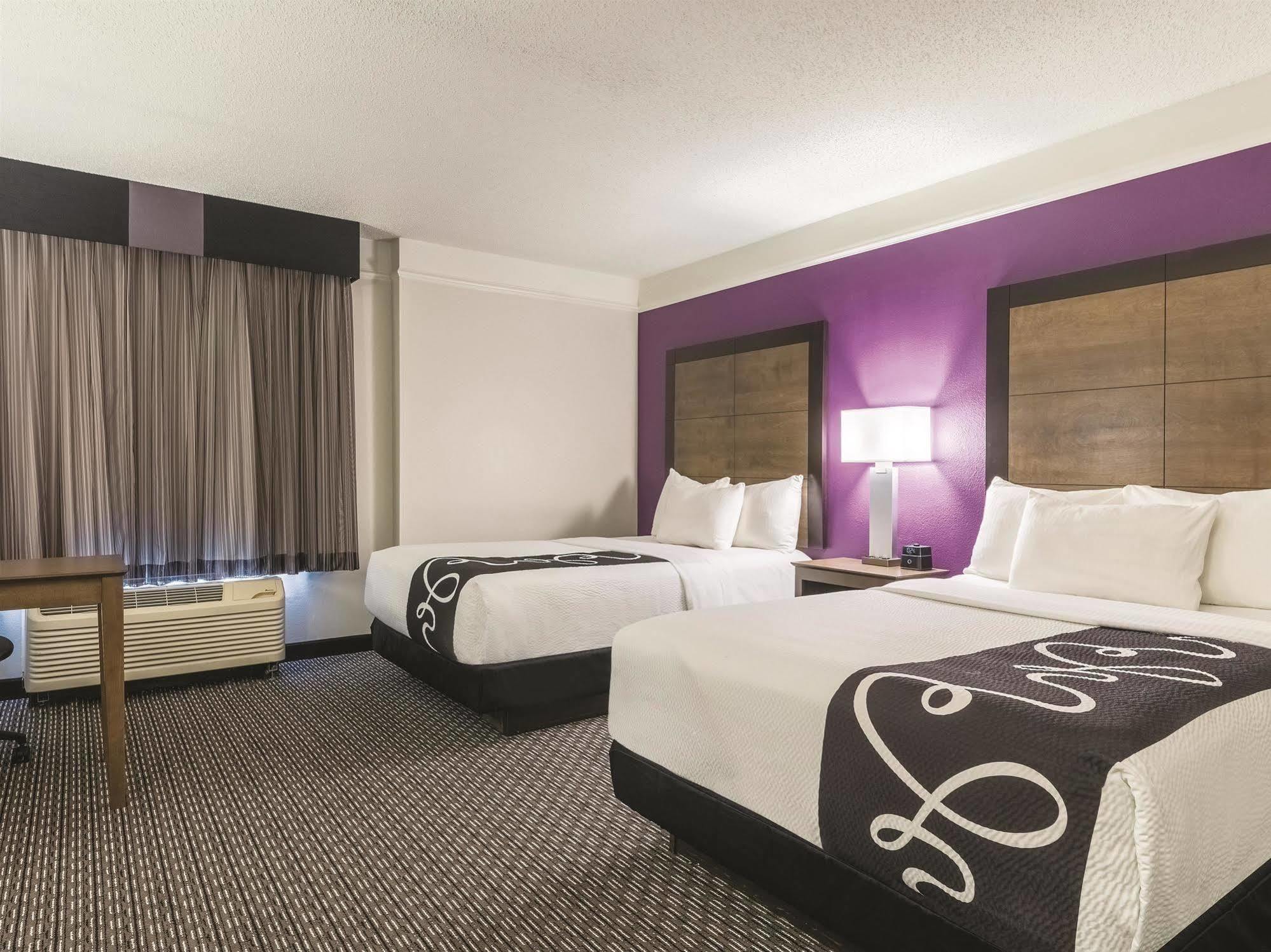 Hotel La Quinta By Wyndham Alexandria Airport Exterior foto