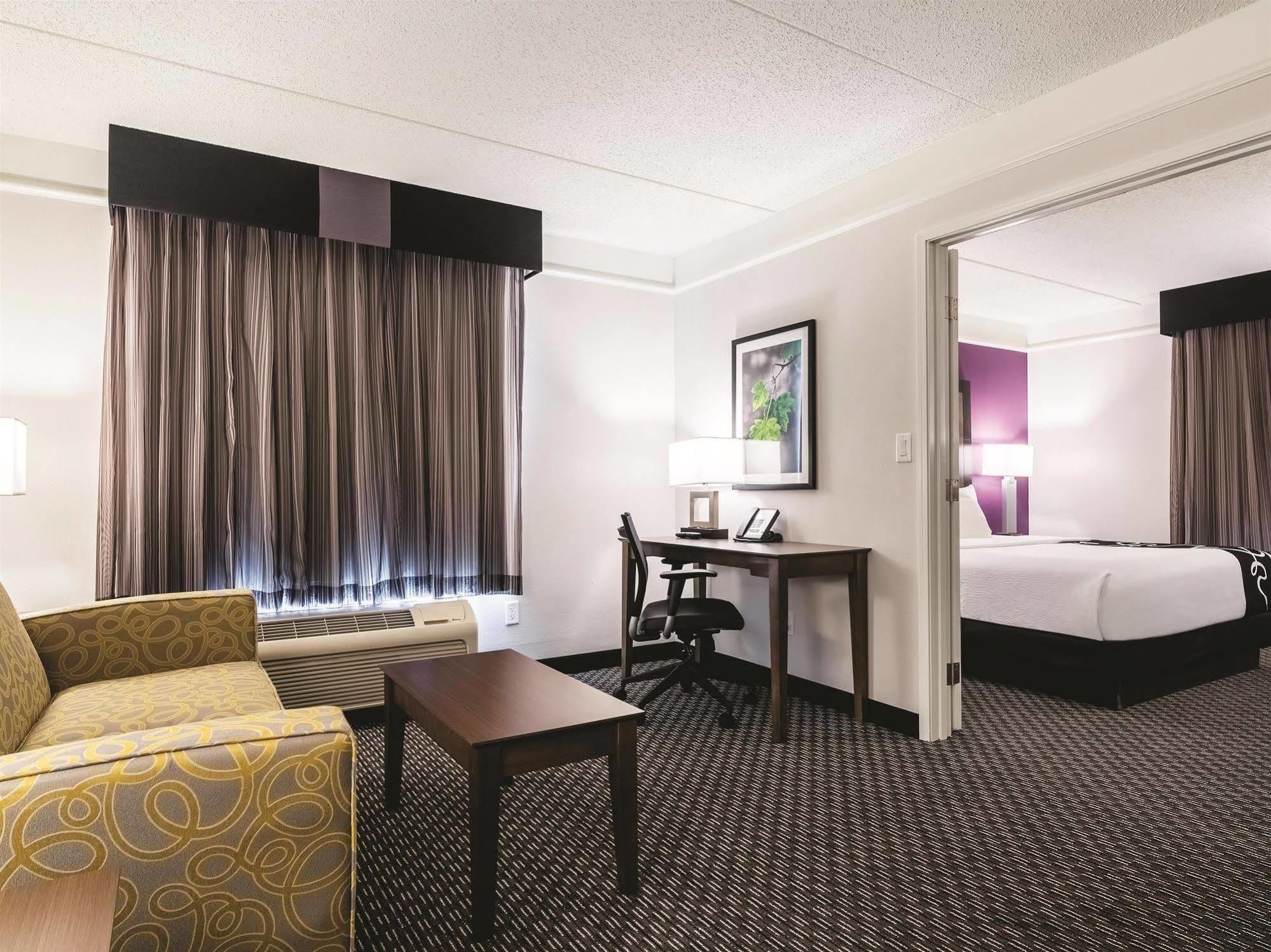 Hotel La Quinta By Wyndham Alexandria Airport Exterior foto