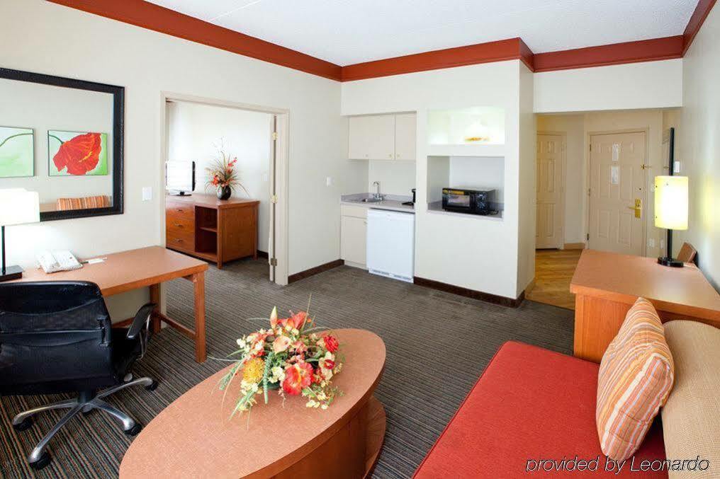 Hotel La Quinta By Wyndham Alexandria Airport Exterior foto